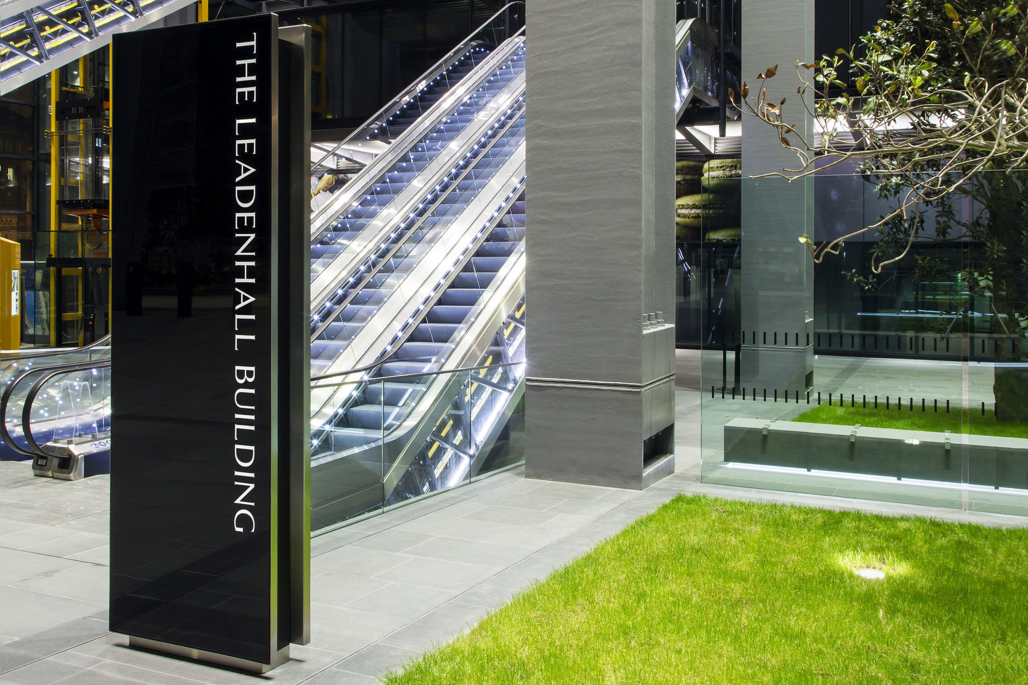 External glass monolith or totem
