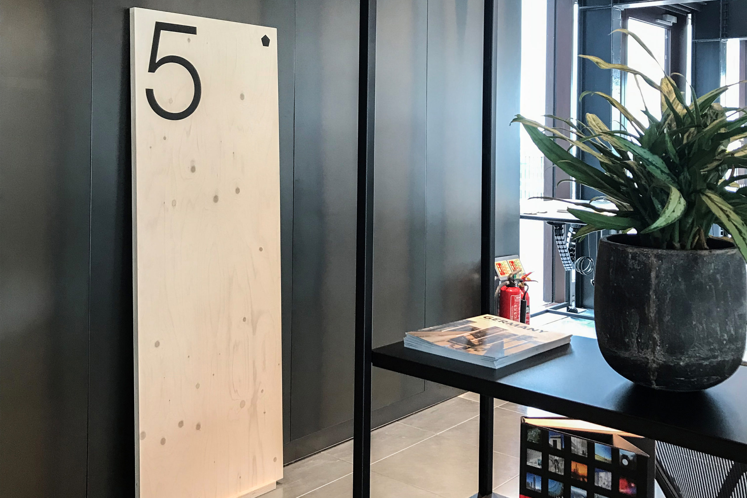 Sustainable plywood floor level indicator